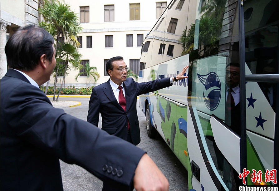李克強(qiáng)在古巴體驗(yàn)中國出口客車 考察裝備“走出去”