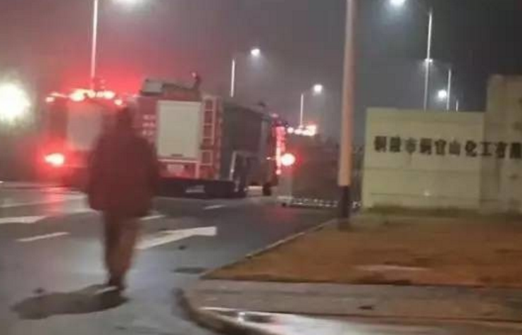 安徽銅陵 - 工廠發(fā)生巨大爆炸 夜如白晝