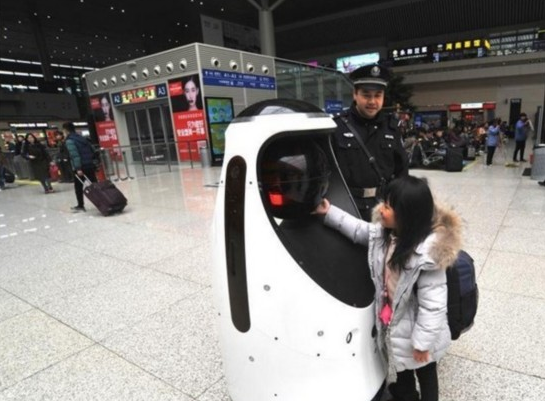 全國(guó)首款警察機(jī)器人投入使用