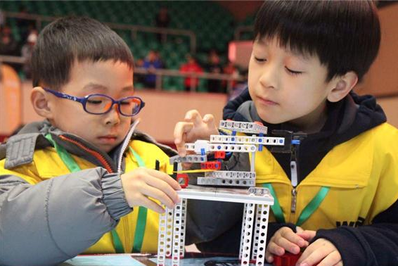 世界教育機器人大賽在滬舉行 4歲孩子登場比拼