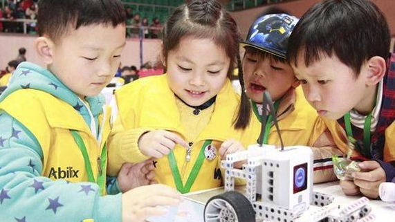 世界教育機器人大賽在滬舉行 4歲孩子登場比拼