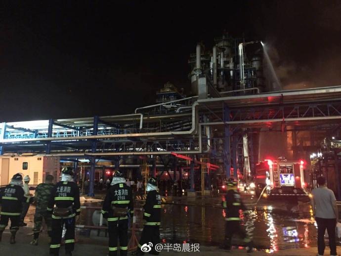 600余名消防官兵趕赴中石油大連石化分公司 明火全撲滅