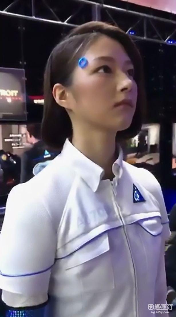 不要太逼真！仿真美女機(jī)器人亮相 會(huì)笑會(huì)揮手