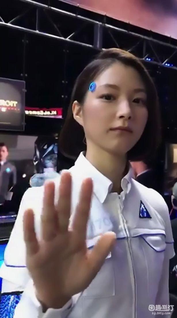 不要太逼真！仿真美女機(jī)器人亮相 會(huì)笑會(huì)揮手