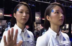 不要太逼真！仿真美女機(jī)器人亮相 會(huì)笑會(huì)揮手