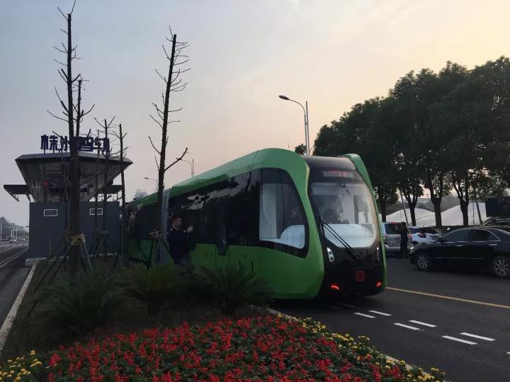 棒呆 | 這輛車神了！走虛擬軌道 可無(wú)人駕駛 你想去體驗(yàn)嗎？