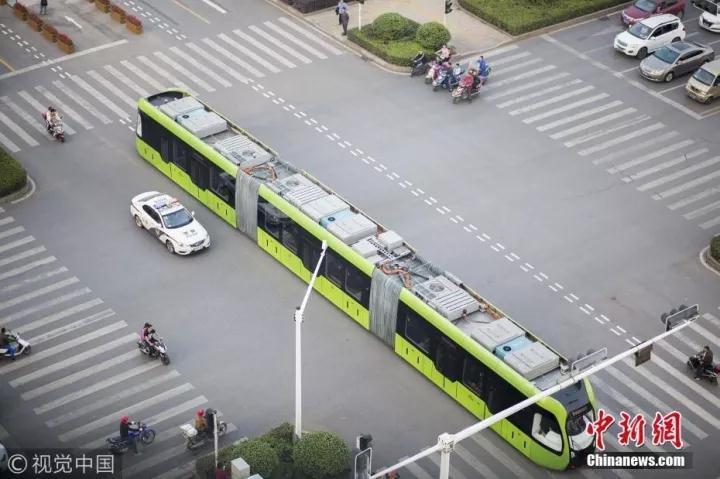 棒呆 | 這輛車神了！走虛擬軌道 可無(wú)人駕駛 你想去體驗(yàn)嗎？